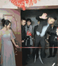 女孩摇头吃瓜gif,女孩演绎夏日风情