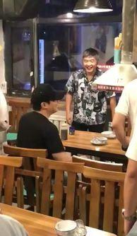 偶遇情侣吃瓜视频,甜蜜互动引网友热议